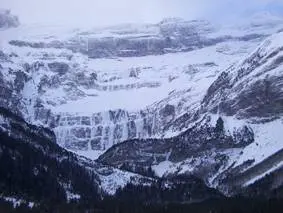 Cirque de Gavarnie en hiver (L. Dollo)